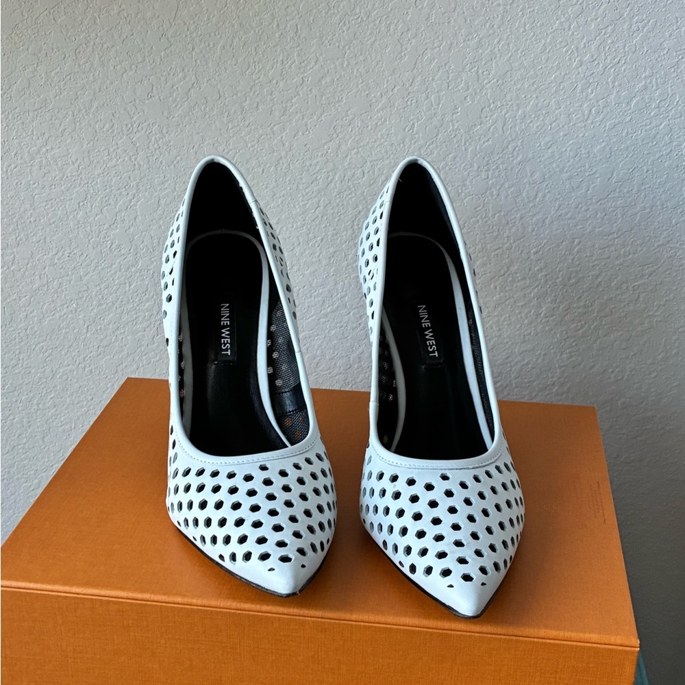 Nine West White Perforated Pointed Toe Pumps Size 8M Stiletto Heels